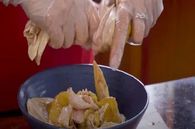 Thịt gà luộc chín, xé sợi (Nguồn: Bếp Cô Minh)
