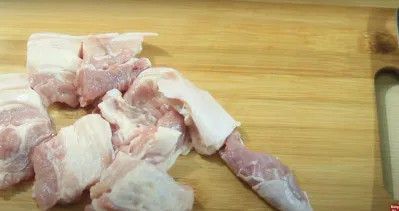 Thịt lợn thái miếng vừa ăn (Ảnh: Đi đâu ăn gì?)