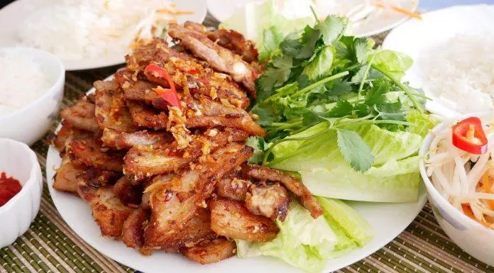 Thịt nướng sả ớt ăn kèm cơm nóng hoặc bún (Ảnh: Internet)