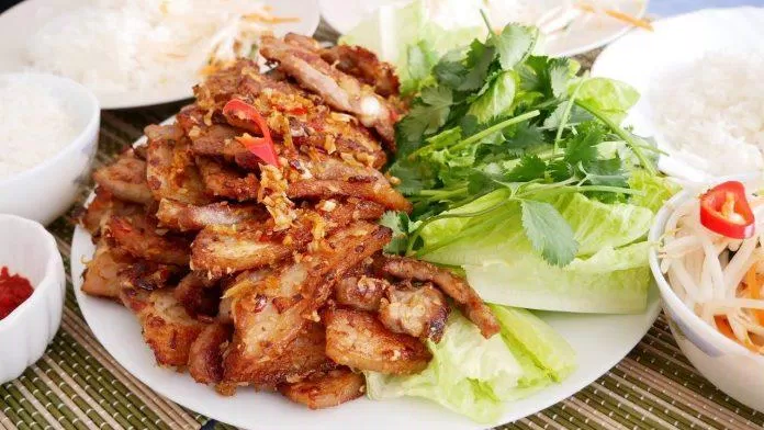 Thịt nướng sả ớt ăn kèm cơm nóng hoặc bún (Ảnh: Internet)