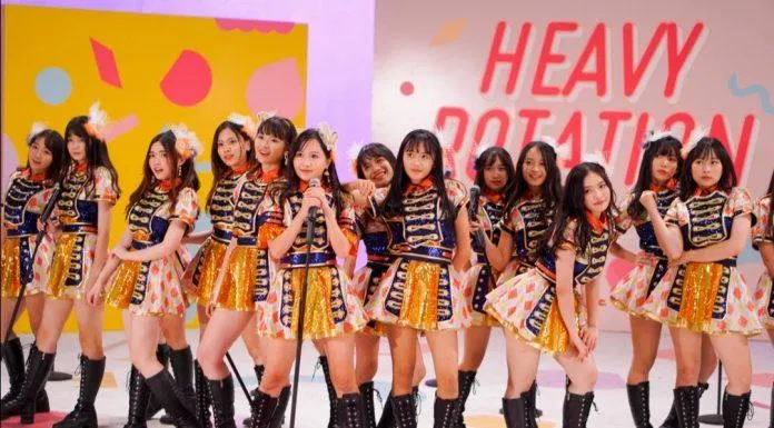 Đĩa đơn đầu tay "Heavy Rotation" được phát hành vào ngày 15 tháng 8 năm 2019. (Nguồn: Internet)