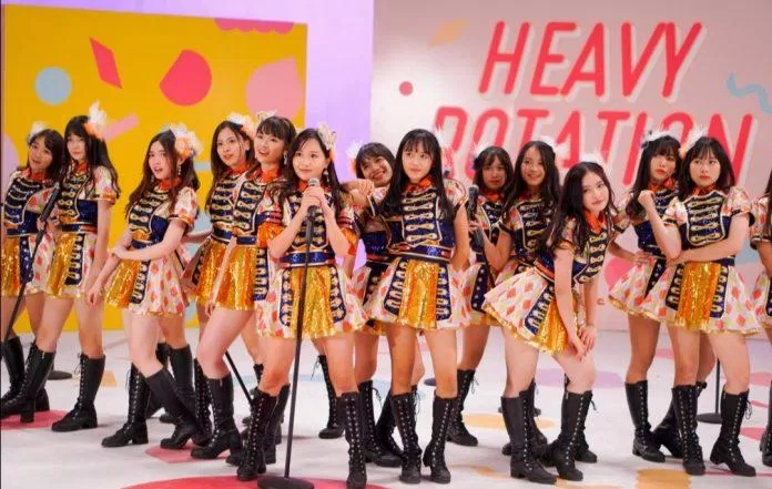 Đĩa đơn đầu tay "Heavy Rotation" được phát hành vào ngày 15 tháng 8 năm 2019. (Nguồn: Internet)