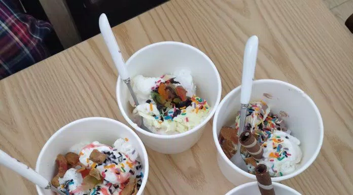 Topping sẽ điểm tô cho những cốc kem của bạn càng thêm xinh xắn (Nguồn: BlogAnChoi)