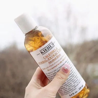 Toner hoa cúc Kiehl’s Calendula Herbal Extract Alcohol nằm trong top nước hoa hồng trị mụn tốt nhất. Toner hoa cúc Kiehl’s Calendula Herbal Extract Alcohol nằm trong top nước hoa hồng trị mụn tốt nhất.