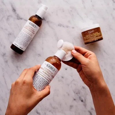 Hoa cúc - biểu tượng của hãng dược mỹ phẩm lành tính Kiehl’s và em toner trị mụn này là một trong những sản phẩm nổi bật của hãng. Hoa cúc - biểu tượng của hãng dược mỹ phẩm lành tính Kiehl’s và em toner trị mụn này là một trong những sản phẩm nổi bật của hãng.