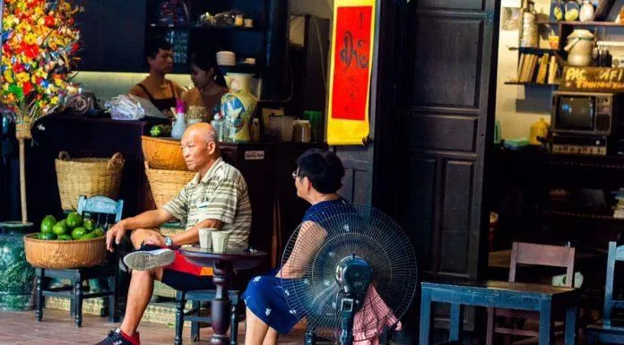 Trình cà phê còn là nơi thu hút những thực khách lớn tuổi