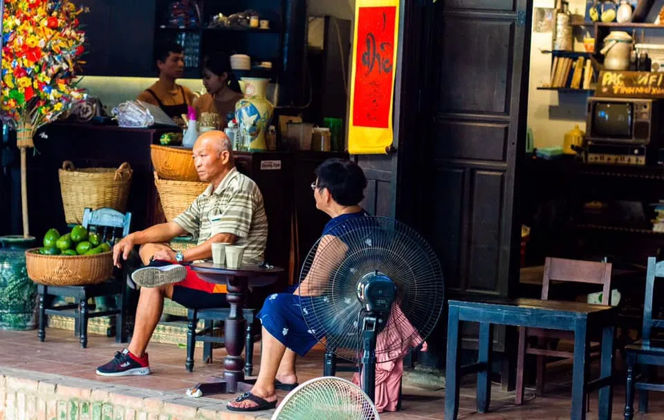Trình cà phê còn là nơi thu hút những thực khách lớn tuổi