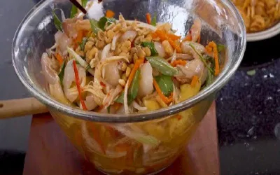 Trộn hỗn hợp gỏi gà chôm chôm (Nguồn: Bếp Cô Minh)