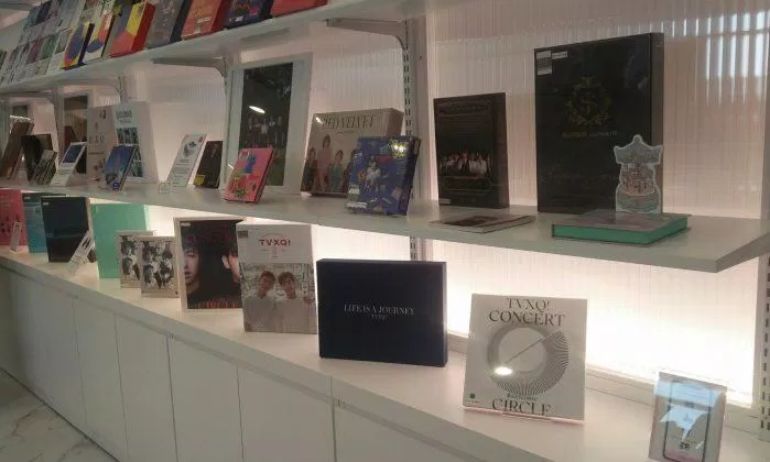 Tủ chứa album của rất nhiều nghệ sĩ SM từ album đã phát hành từ lâu cho đến gần đây (Nguồn: Bloganchoi).