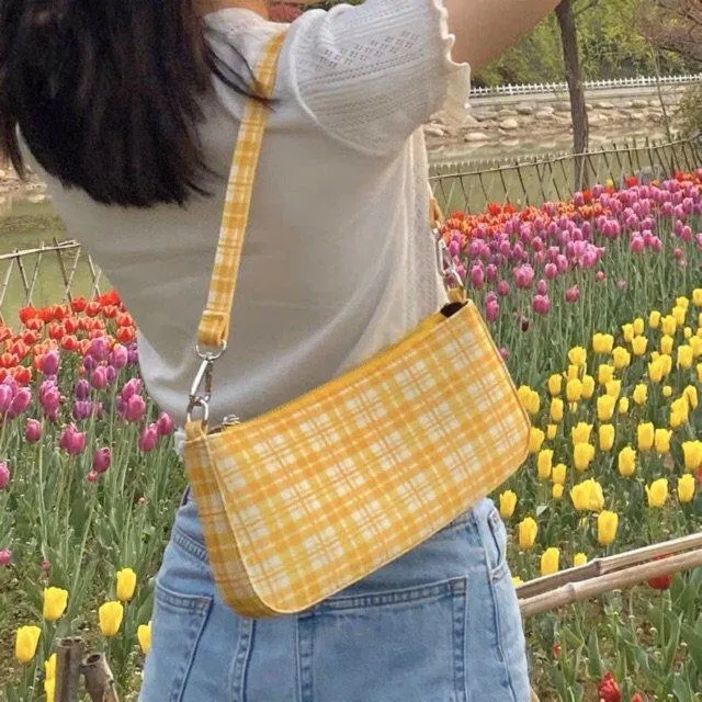 Nếu chiếc túi của có màu quá nổi, hãy chọn một set đồ có màu sắc trung tính để cân bằng lại nhé. (nguồn ảnh: Internet)