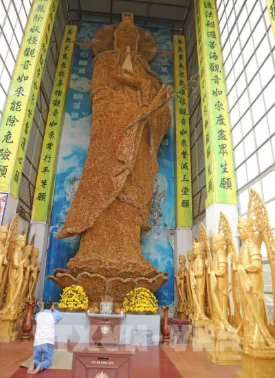 Bức tượng Quan Thế Âm Bồ Tát được làm bằng hoa Bất Tử ( nguồn: Internet )