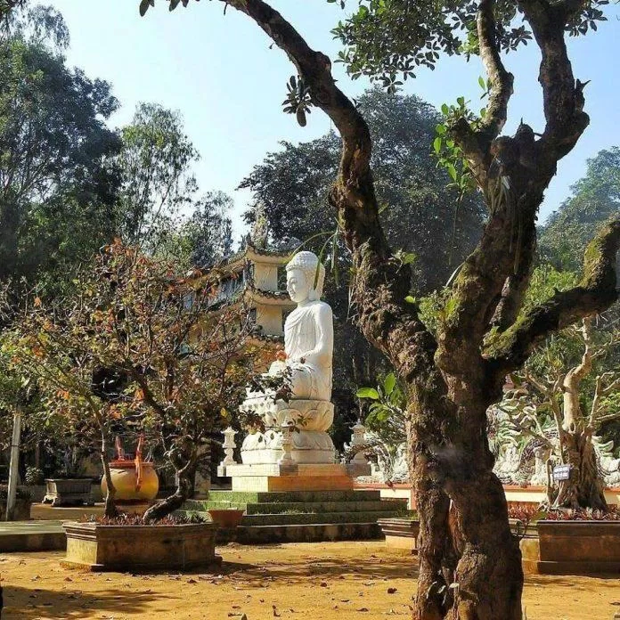 Tượng quan âm nằm giữa khuôn viên chùa đầy tráng lệ (ảnh : nghianc58)
