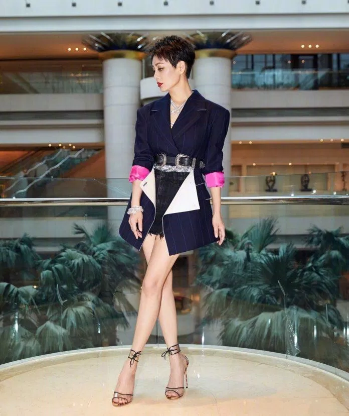 Đôi chân mảnh mai của Ninh Tịnh ở tuổi 48 (Ảnh: Weibo)