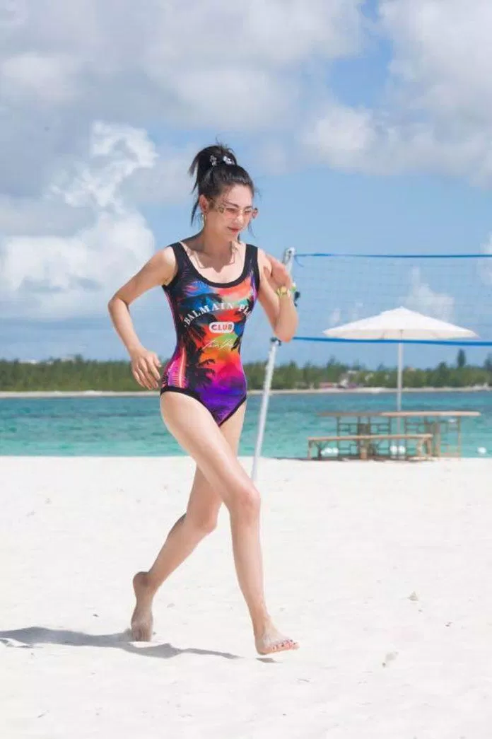 Thân hình nuột nà, khoẻ khoắn của bà mẹ hai con (Ảnh: Weibo)