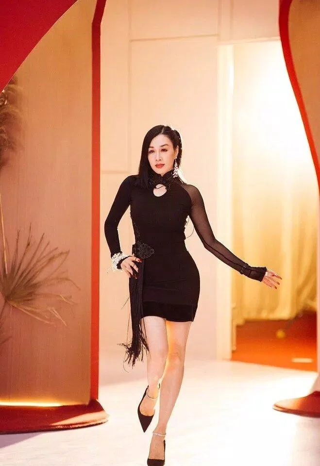 Đôi chân "mướt mắt" của Chung Lệ Đề (Ảnh: Weibo)