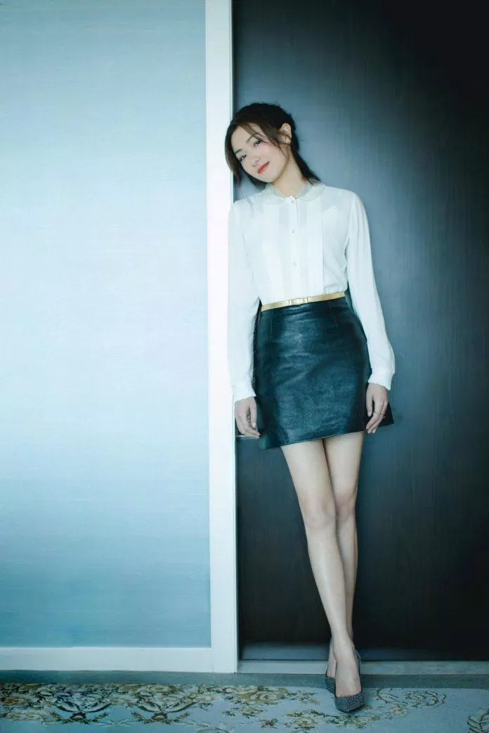 Đôi chân thẳng và "nuột" của cô là niềm khao khát của nhiều người (Ảnh: Weibo)