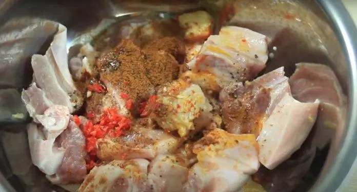 Thịt nướng sả ớt ăn kèm cơm nóng hoặc bún (Ảnh: Internet)