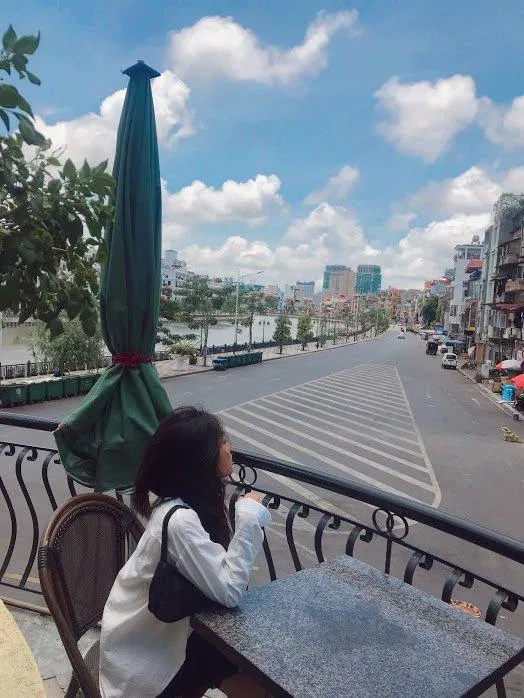 View từ ban công nhìn xuống thơ mộng "hết sảy". (Ảnh: BlogAnChoi) View từ ban công nhìn xuống thơ mộng "hết sảy". (Ảnh: BlogAnChoi)