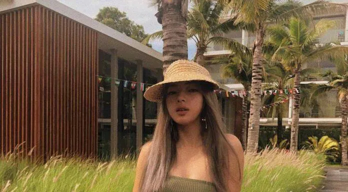 fashionista "Chou Chou" đậm chất vintage trong chiếc áo quây rêu cùng quần ống rộng be đi kèm thắt lưng bản to. (nguồn ảnh: Internet) fashionista "Chou Chou" đậm chất vintage trong chiếc áo quây rêu cùng quần ống rộng be đi kèm thắt lưng bản to. (nguồn ảnh: Internet)