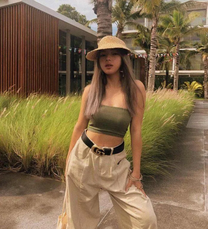 fashionista "Chou Chou" đậm chất vintage trong chiếc áo quây rêu cùng quần ống rộng be đi kèm thắt lưng bản to. (nguồn ảnh: Internet)