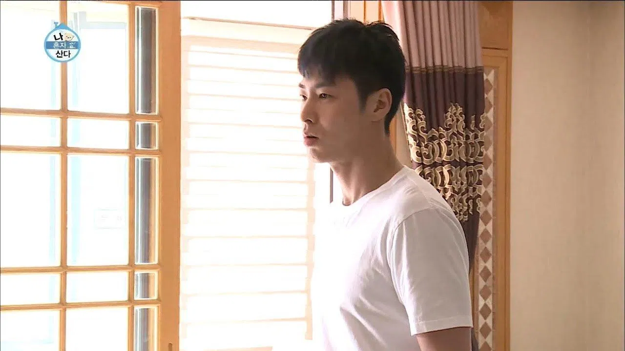 Yunho (TVXQ) trông hơi ngốc nghếch trong I Live Alone