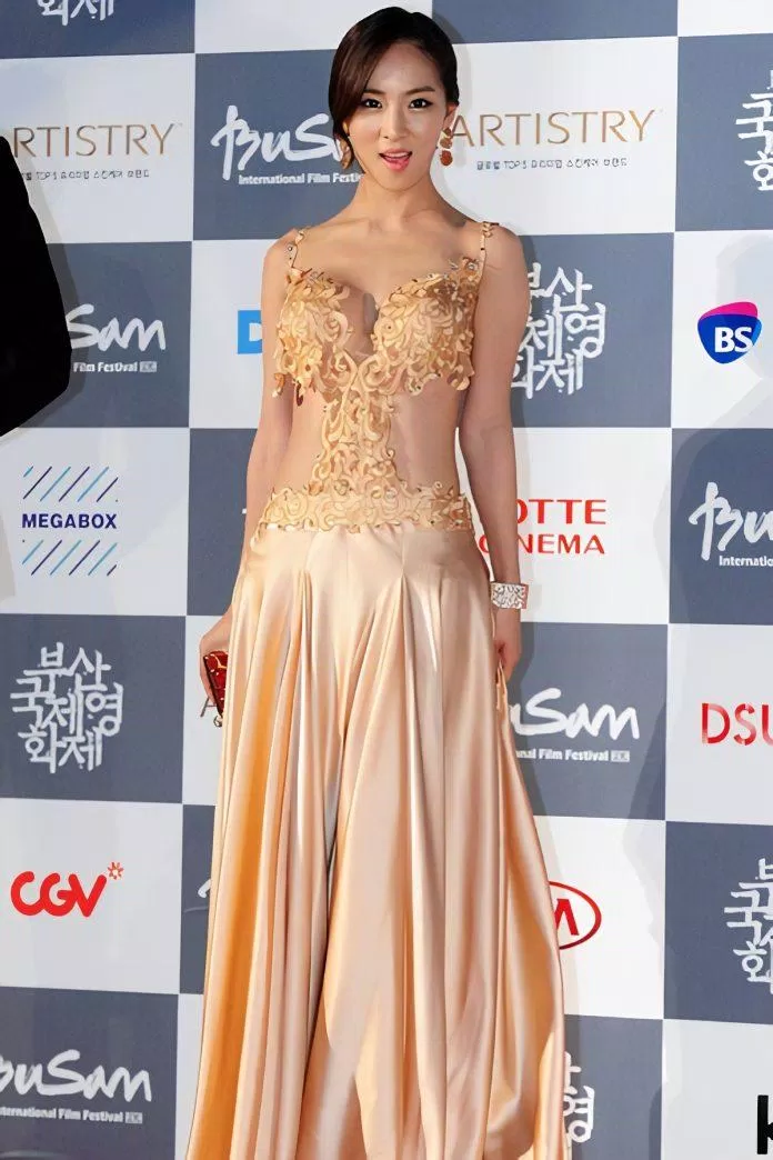 Bae Soo Eun và chiếc váy được đánh giá là không khác gì váy ngủ trên thảm đỏ “Liên hoan phim quốc tế Busan”. (Nguồn: Internet)