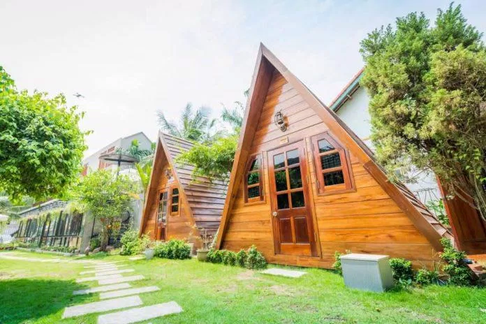2 căn gỗ hình mái nhà lạ mắt tại HaLong Ginger ( nguồn: FB Ha Long Ginger Homestay )