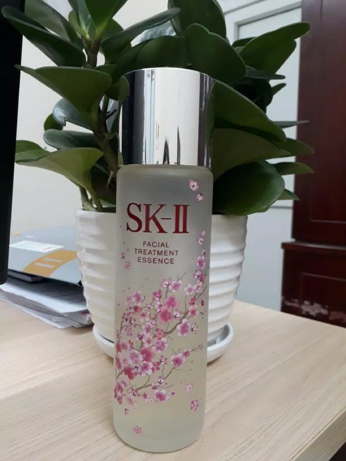 Chai nước thần SK II Facial Treatment Essence phiên bản hoa anh đào có thiết kế hình trụ tròn, cầm chắc tay (ảnh:  TinhVe).
