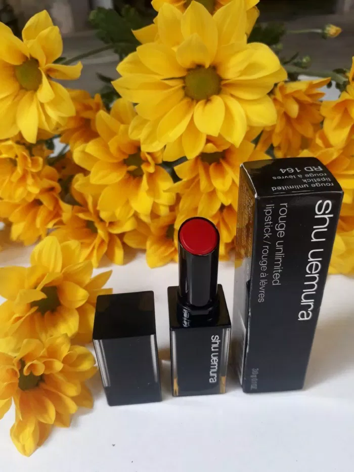 Review son Shu Uemura Rouge Unlimited Lipstick: Màu đỏ gạch nâng niu đôi môi gợi cảm mãnh liệt (ảnh: BlogAnChoi).