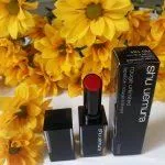 Review son Shu Uemura Rouge Unlimited Lipstick: Màu đỏ gạch nâng niu đôi môi gợi cảm mãnh liệt (ảnh: BlogAnChoi).