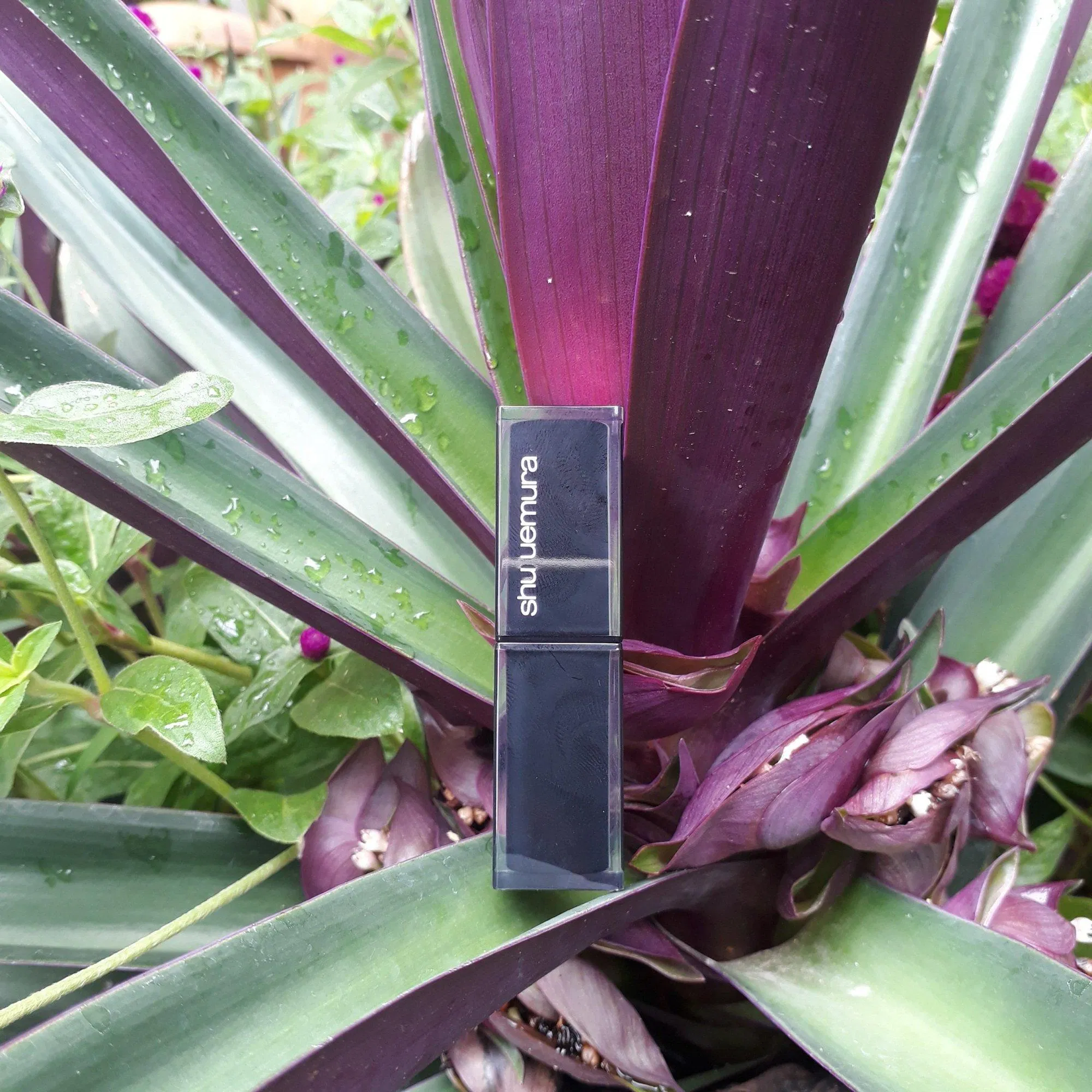 Diện mạo cây son được thiết kế lộng lẫy, tỉ mỉ tới từng góc cạnh, hiệu ứng hai lớp nhựa 3D sáng lấp lánh bắt mắt, làm hài lòng những người dùng kĩ tính nhất (ảnh: BlogAnChoi).