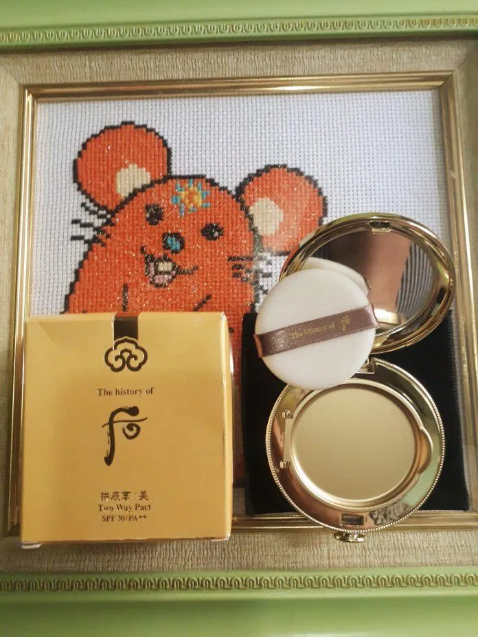 Sản phẩm còn đi kèm một miếng bông phấn vừa dai vừa mềm, hình tròn, xinh xắn (ảnh: BlogAnChoi).