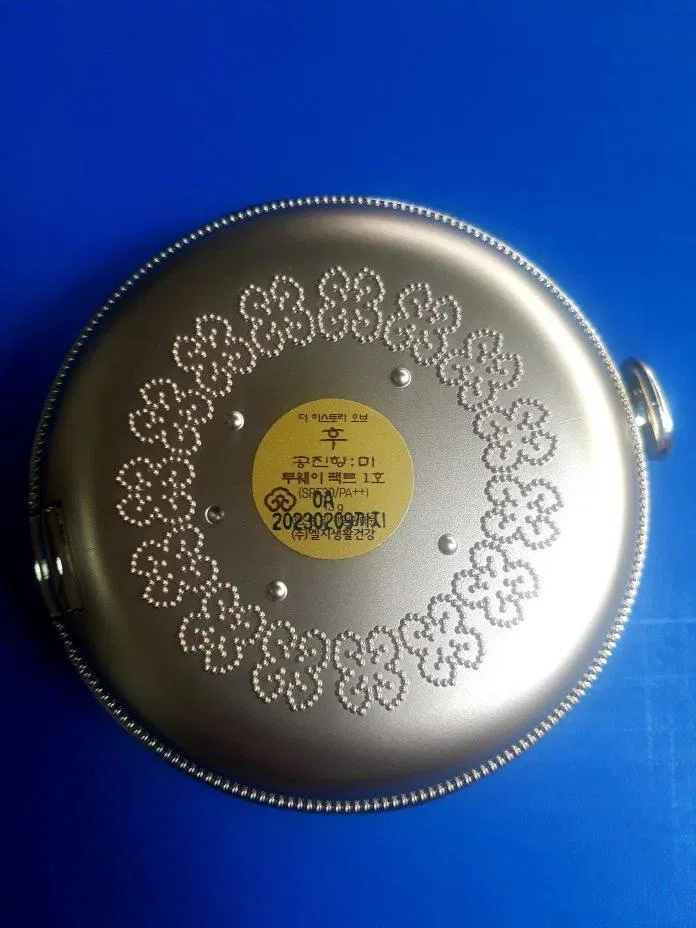 Mặt sau hộp phấn Whoo Gongjinhyang Mi Two Way Pact SPF30/PA++ (ảnh: BlogAnChoi).