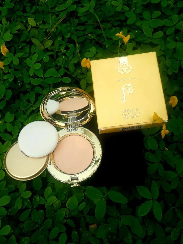 Ngoài tính năng chống nắng thì phấn phủ Whoo Gongjinhyang Mi Two Way Pact SPF30/PA++ còn hút dầu và che khuyết điểm hữu hiệu (ảnh: BlogAnChoi).