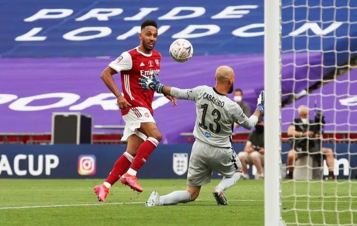 Pha lốp bóng của Aubameyang ấn định chiến thắng chung cuộc 2-1 cho Arsenal. Pha lốp bóng của Aubameyang ấn định chiến thắng chung cuộc 2-1 cho Arsenal. Ảnh: Internet