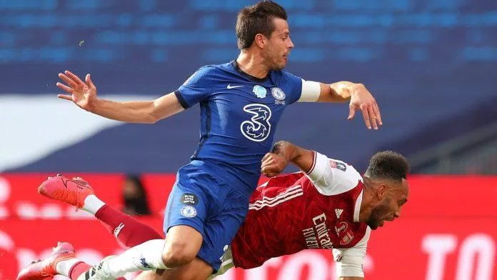Azpilicueta phạm lỗi với Aubameyang trong vòng cấm, trực tiếp biếu cho đội bạn một quả penalty. Azpilicueta phạm lỗi với Aubameyang trong vòng cấm, trực tiếp biếu cho đội bạn một quả penalty. Ảnh: Internet