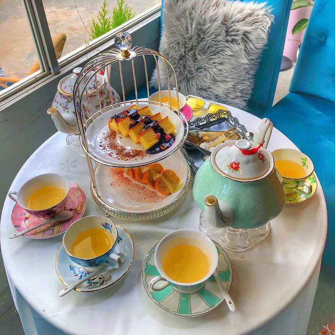 Trà và bánh là 2 món best seller của quán (Ảnh: Internet).