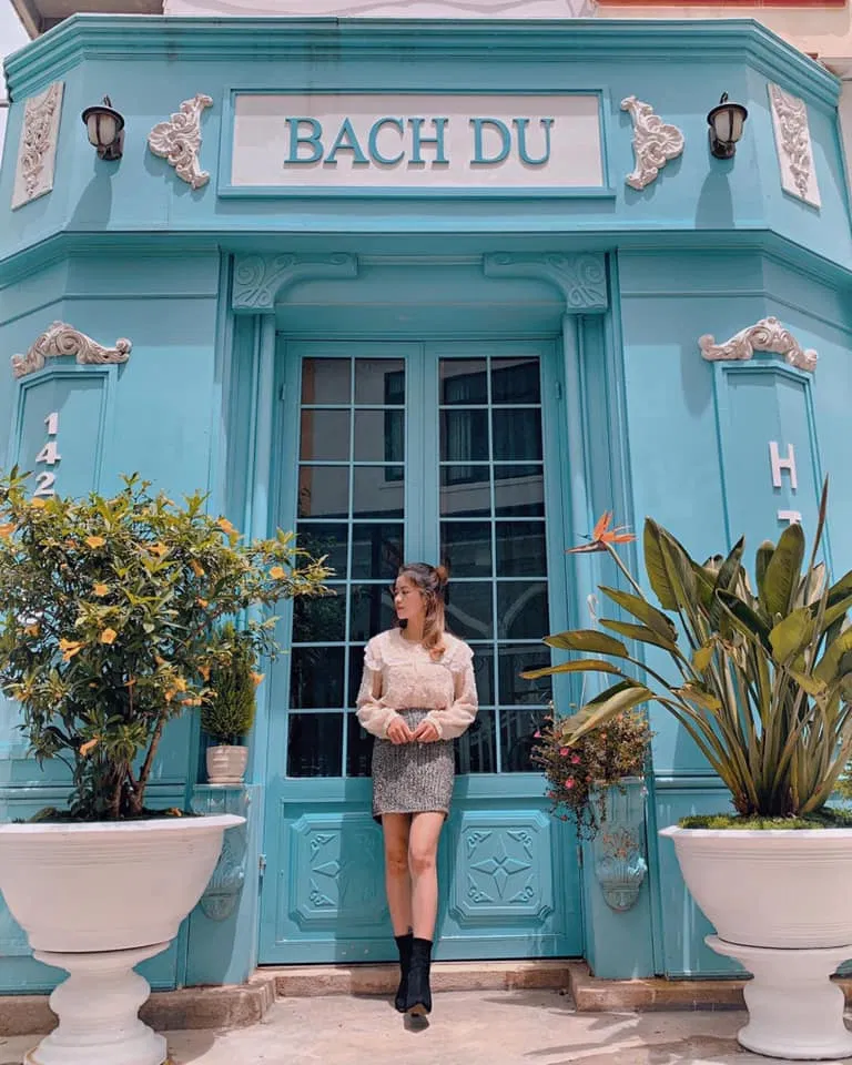 Quán được trang trí theo tông màu xanh chủ đạo (Ảnh: Internet).