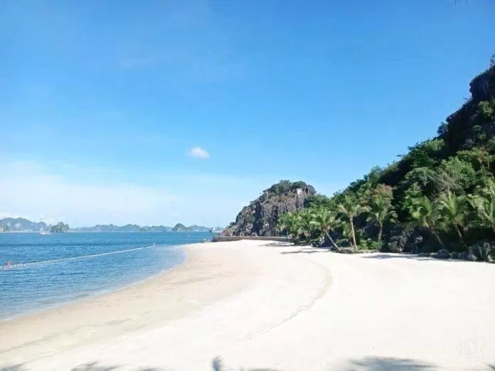 Bãi tắm Lương Ngọc với cát trắng mịn, làn nước trong xanh ( nguồn: FB Tuan Mai Resort )