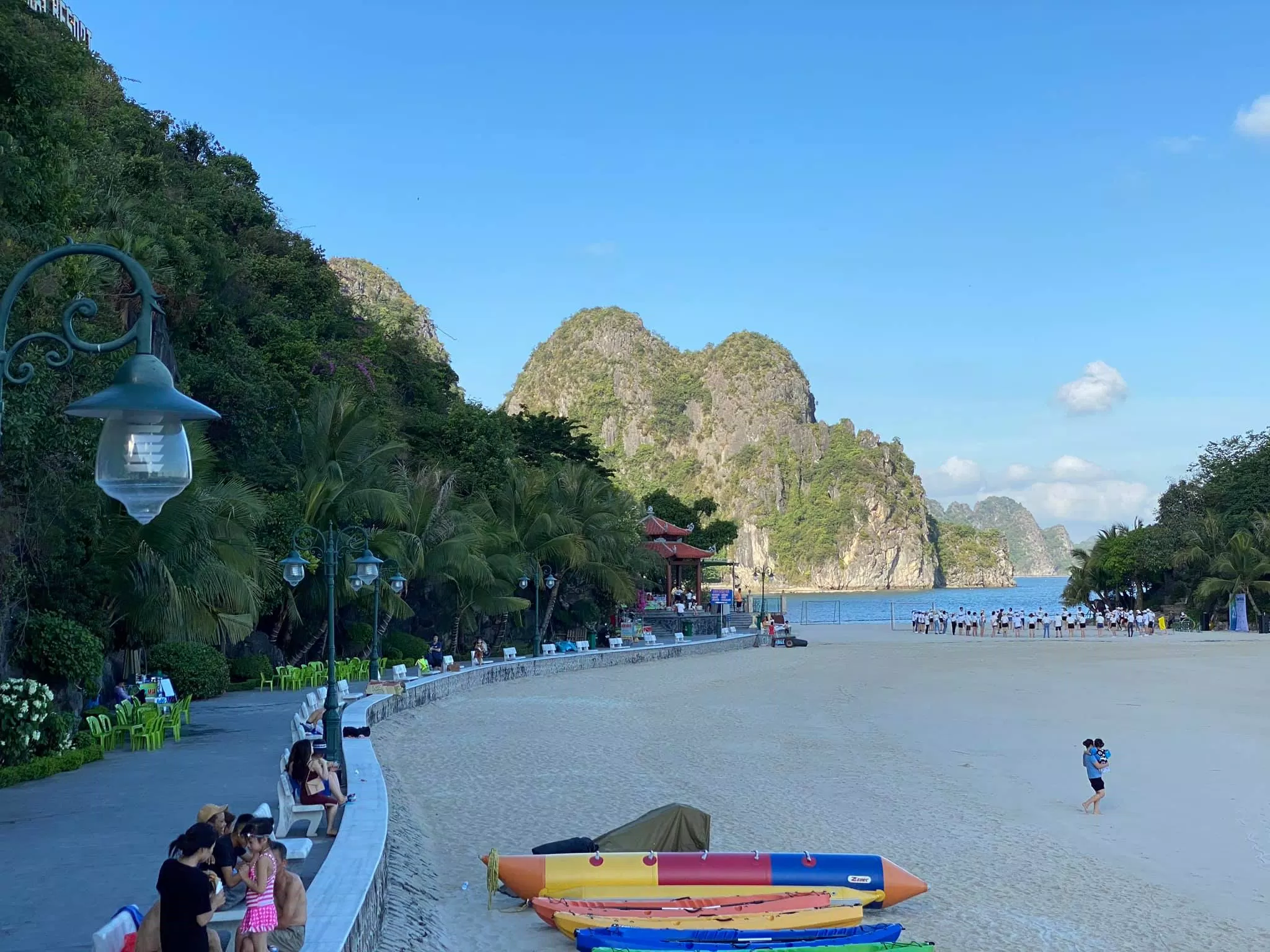 Bãi tắm nằm yên bình giữa thành phố vùng mỏ bất khuất ( nguồn: FB Tuan Mai Resort )