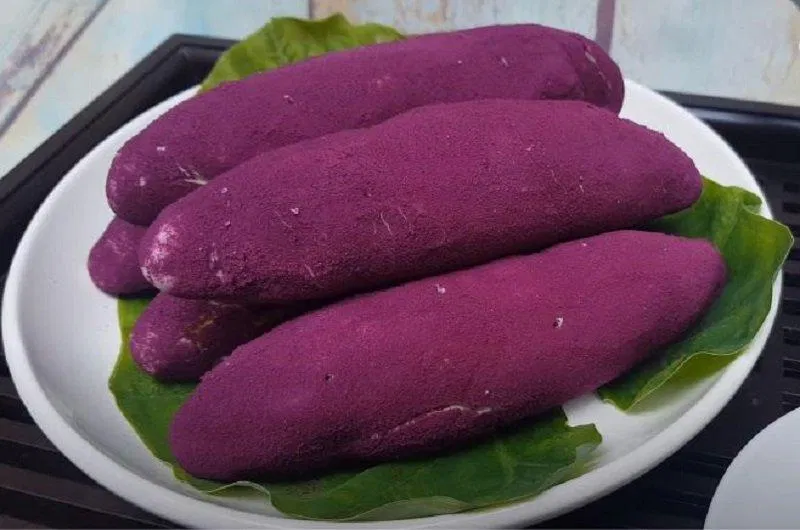 Trình bày bánh khoai lang tím ra đĩa và thưởng thức ngay khi còn nóng (Nguồn: Góc Bếp Nhỏ)