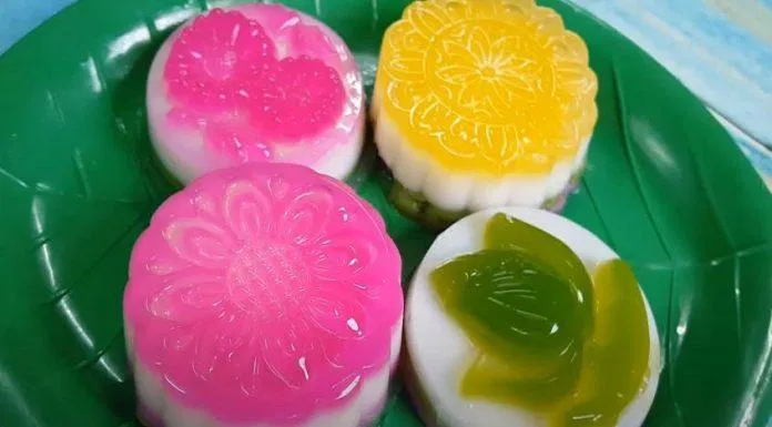 Trình bày món bánh trung thu rau câu nhân flan ra đĩa (Nguồn: Góc Bếp Nhỏ