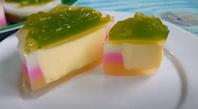 Bánh trung thu rau câu ngọt giòn, mát lạnh kết hợp cùng nhân flan béo ngậy (Nguồn: Góc Bếp Nhỏ)