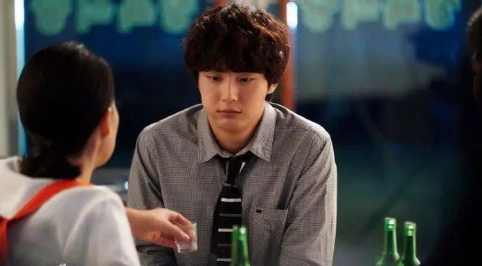 Tạo hình nhân vật Yook Dong Sik với vẻ ngoài ngốc nghếch của Yoon Shi Yoon trong phim (Ảnh: Internet)