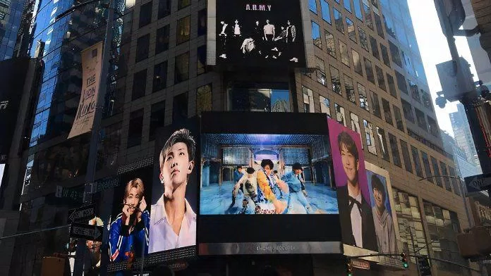 Các ARMY không ít lần đưa hình ảnh BTS lên màn hình led ở quảng trường Thời Đại. (Ảnh: Internet)