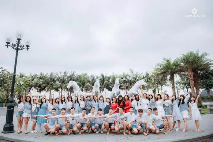 Các bạn học sinh chụp ảnh kỉ yếu tại khu nghỉ dưỡng Tuấn Mai Resort ( nguồn:  TinhVe )