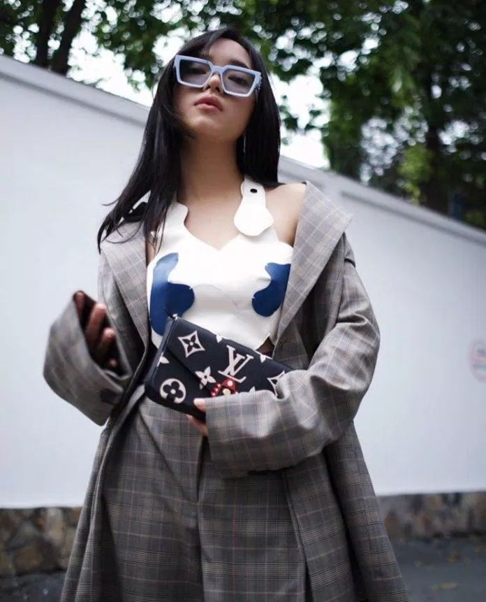 Khác với những màu cơ bản như đen, nâu, xanh là một màu khó phối, nhưng với Châu Bùi thì đó là điều vô cùng đơn giản khi nàng hotgirl chọn diện cùng bộ vest màu ghi và áo trắng (Nguồn: Instagram @chaubui_).