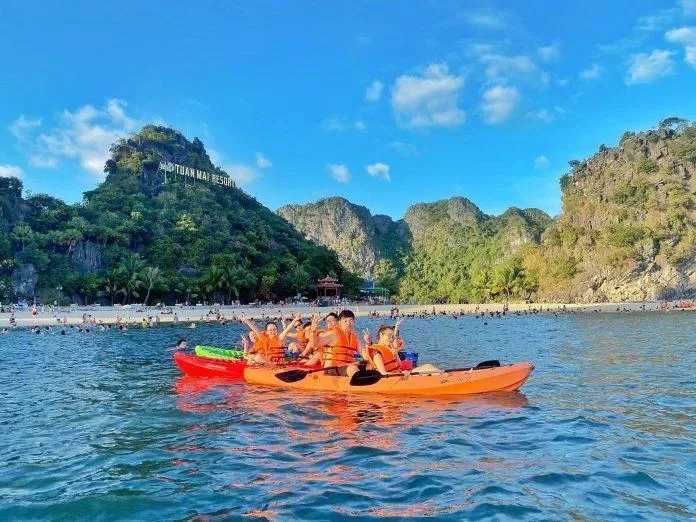 Trải nghiệm chèo thuyền trên biển ( nguồn: FB Tuan Mai Resort )