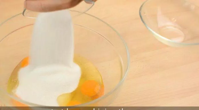 Cho 5 quả trứng cùng với 250 gram đường trong tô lớn