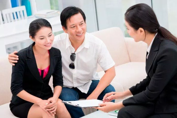 Có người đồng hàng tư vấn phân tích (Ảnh: Internet)